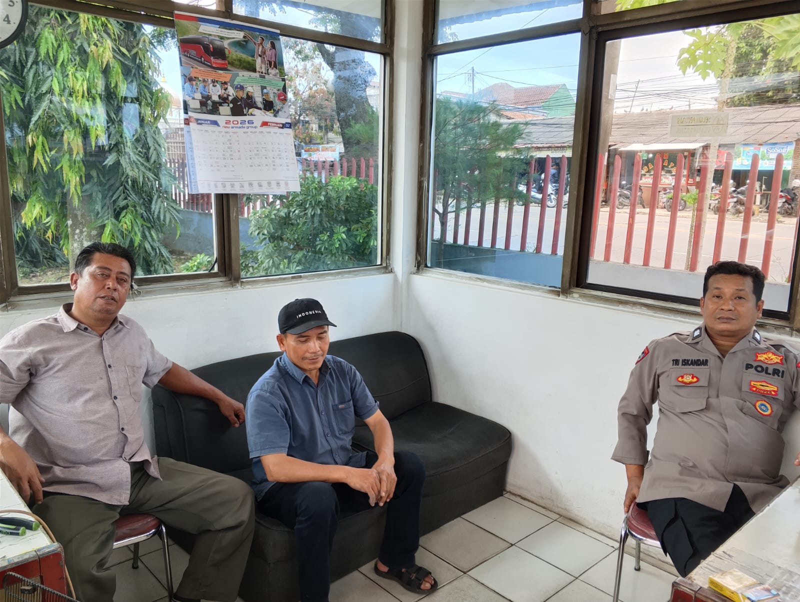 Bhabinkamtibmas Polsek Cikupa Sambangi Warga Bitung Jaya, Perkuat Komunikasi Kamtibmas