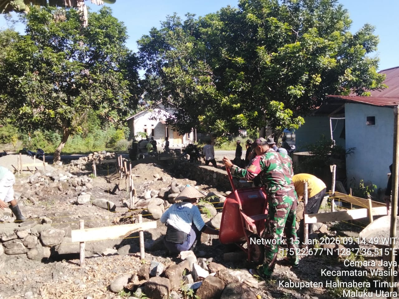 Semangat Gotong Royong, Babinsa dan Warga Bangun Pondasi Rumah