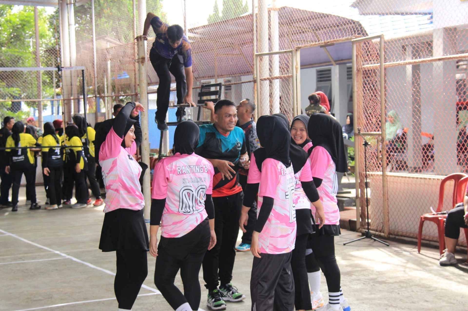 Jalasenastri Ranting B Cabang 2 Korcab Pasmar 1 Yonif 2 Marinir TNI AL Raih Juara 1 Lomba Bola Voli Putri