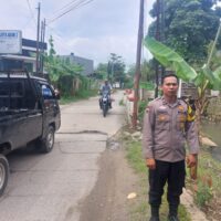Bhabinkamtibmas Pantau Debit Air Kali Jalan Tako, Antisipasi Banjir di Wilayah Cikupa