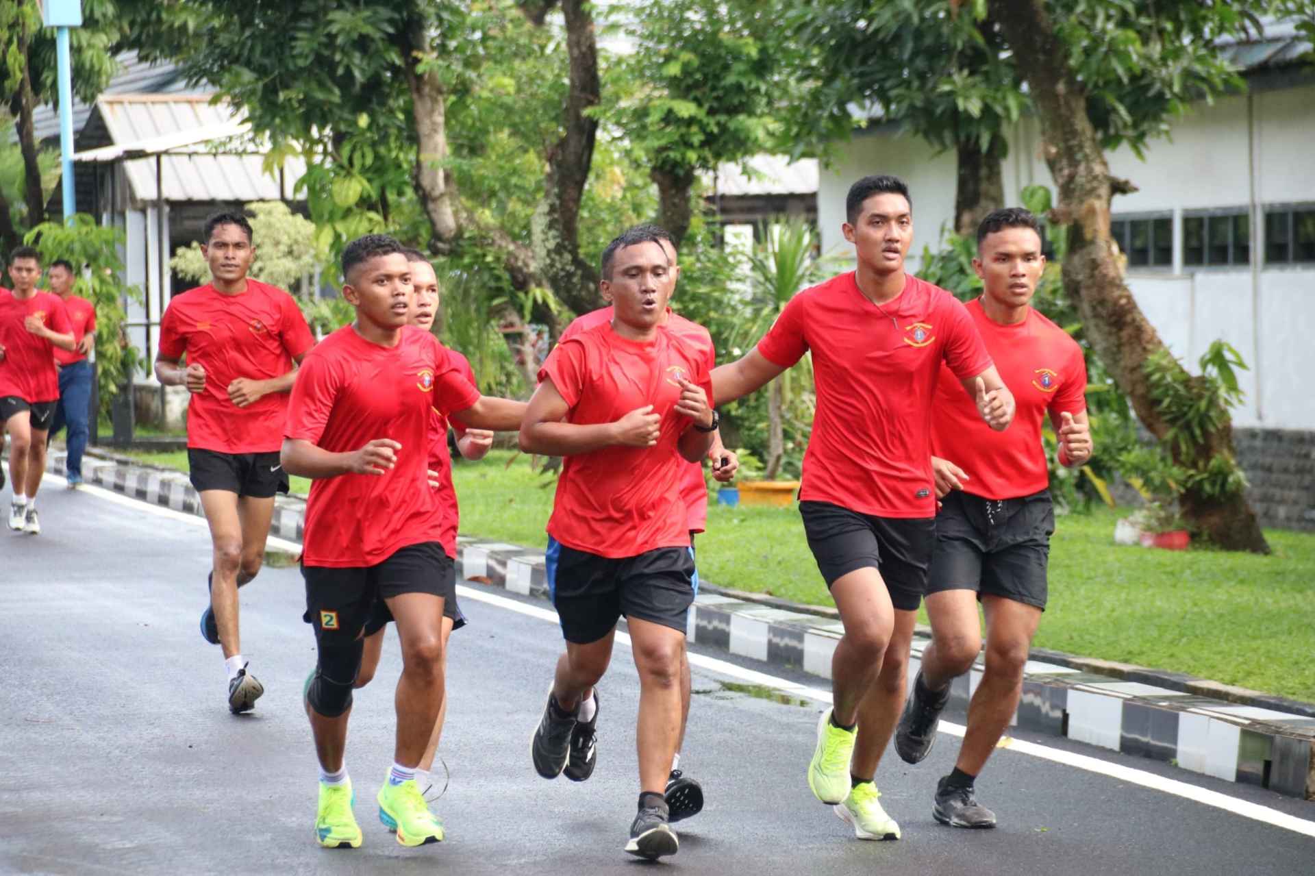 Komandan Batalyon Infanteri 2 Marinir Beserta Prajurit Brigif 1 Marinir Tuntaskan Event Lomba Lari 5K, Memperingati HUT Pasmar 1 Ke-22
