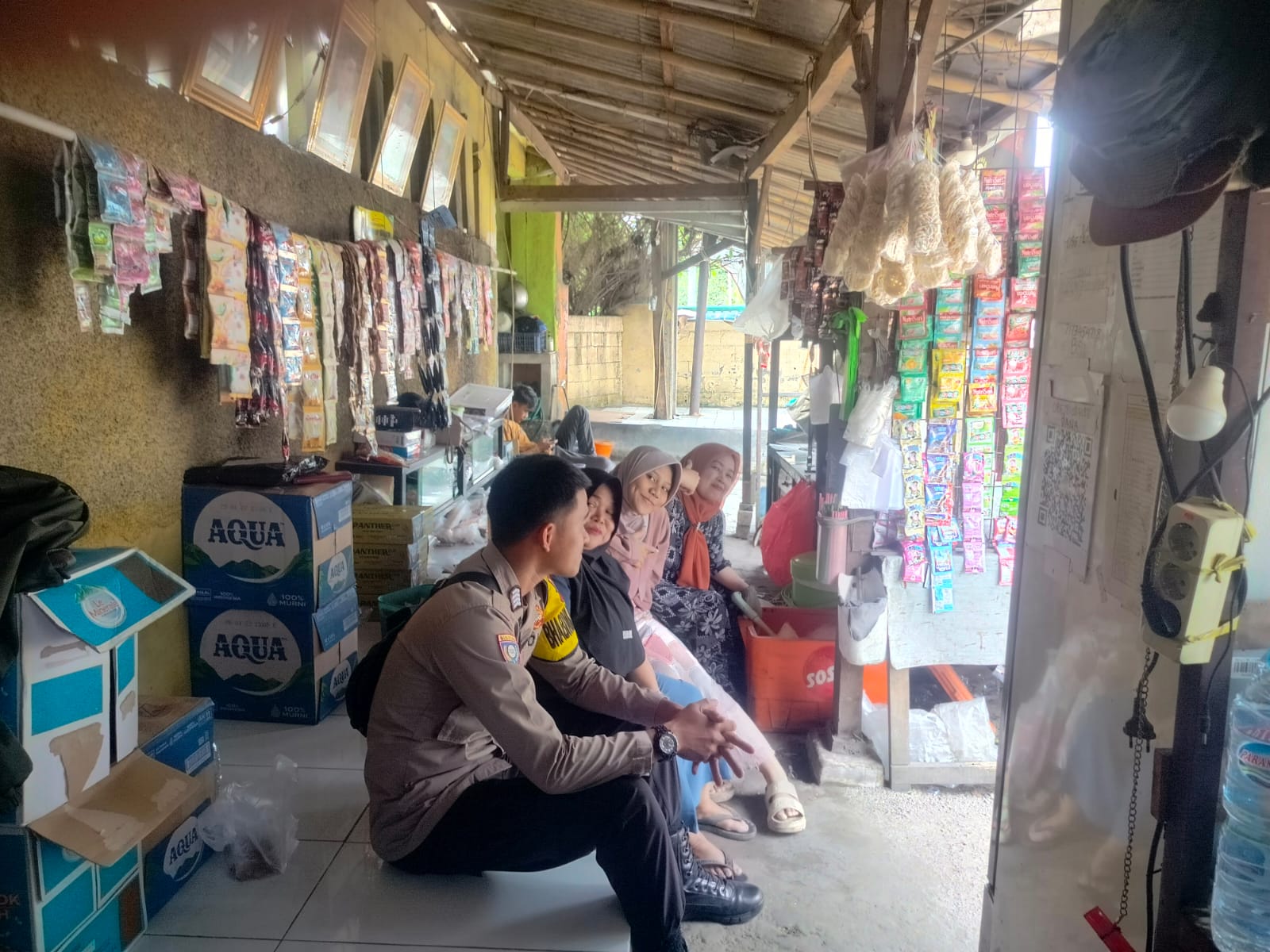 Bhabinkamtibmas Polsek Cikupa Giatkan Warung Bhabin di Desa Cibadak