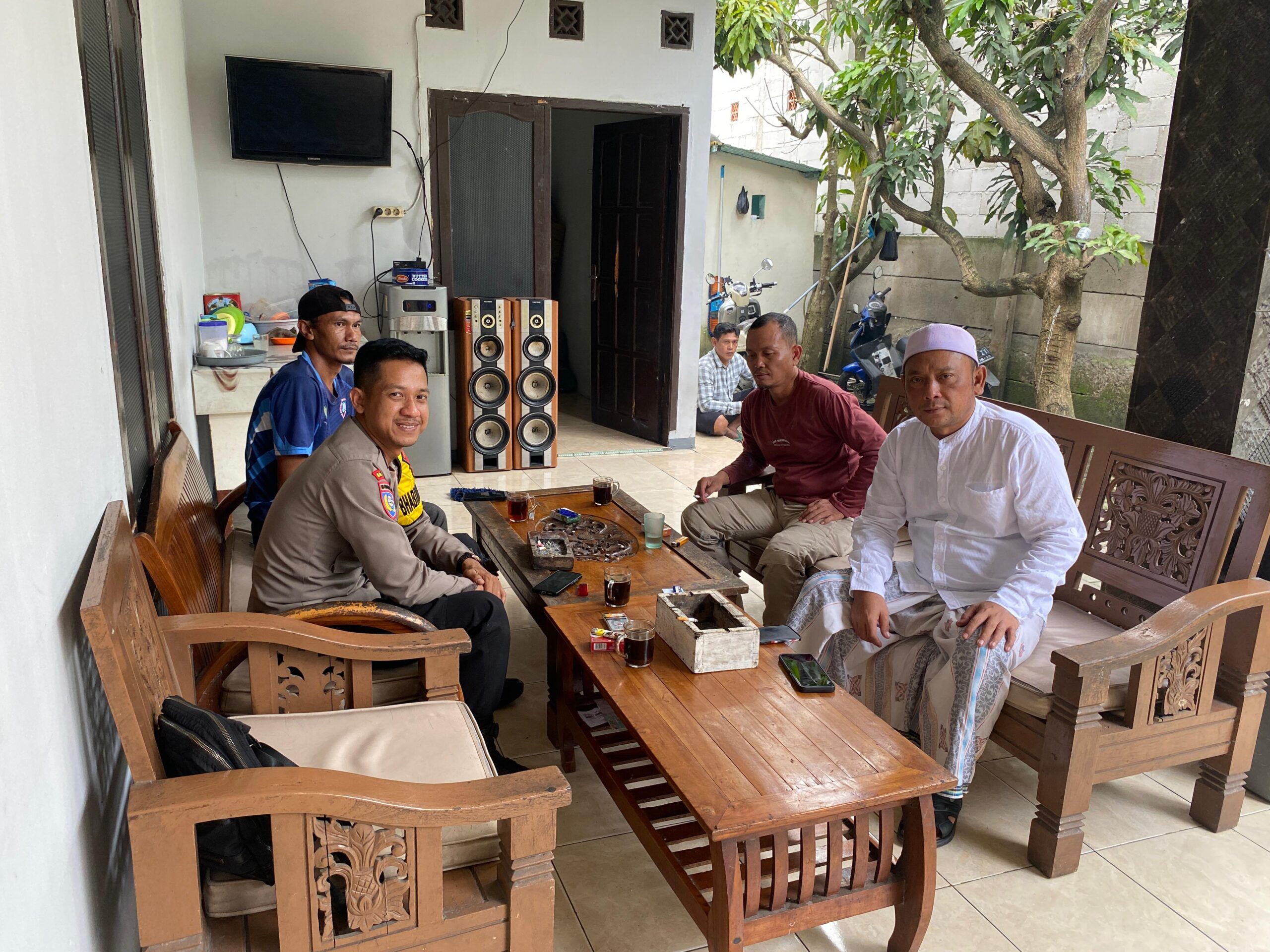 Bhabinkamtibmas Polsek Cikupa Sambangi Tokoh Masyarakat Desa Talagasari