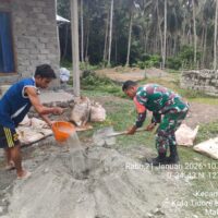 Peduli Sesama, Babinsa Oba Ikut Bantu Pekerjaan Rumah Warga