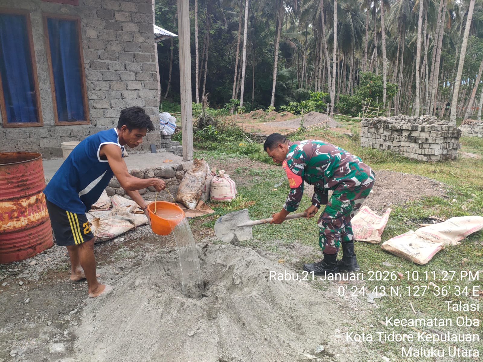Peduli Sesama, Babinsa Oba Ikut Bantu Pekerjaan Rumah Warga Peduli Sesama, Babinsa Oba Ikut Bantu Pekerjaan Rumah Warga