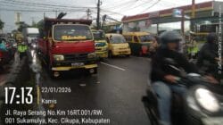 Kanit Lantas Polsek Cikupa Pantau Langsung PECAK, Atur Arus Lalu Lintas Sore Hari