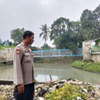 Bhabinkamtibmas Sukamulya Lakukan Pengecekan Waduk, Antisipasi Potensi Banjir