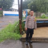 Bhabinkamtibmas Sukanagara Pantau Debit Air Kali Kawasan Purati, Antisipasi Banjir