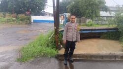 Bhabinkamtibmas Sukanagara Pantau Debit Air Kali Kawasan Purati, Antisipasi Banjir