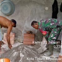 Tak Cuma Jaga Wilayah, Babinsa Kodim Tidore Ikut Adukan Semen Bangun Rumah Warga