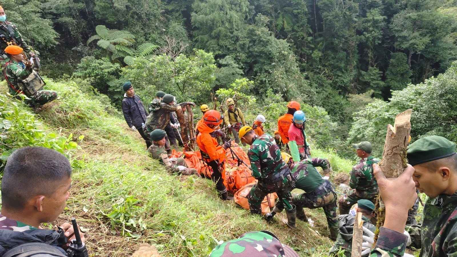 Prajurit TNI Menembus Medan dan Cuaca Ekstrem, Berhasil Temukan Seluruh Korban Pesawat ATR 42-500