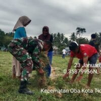 Gotong Royong Babinsa dan Warga, Lapangan Sepak Bola Desa Toseho Kembali Bersih