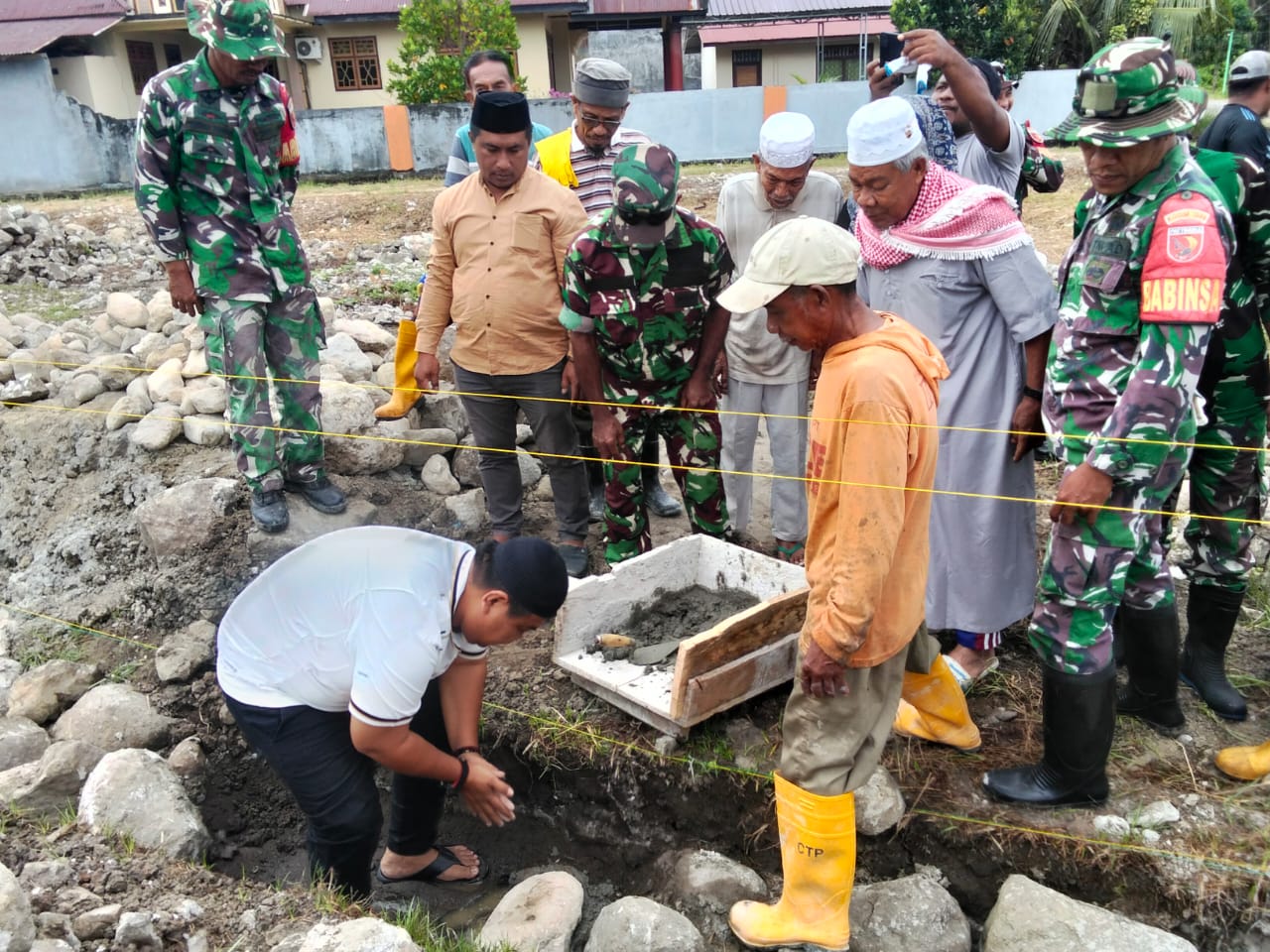 Anggota Koramil 1505-04/Oba Gotong Royong Bersama Warga Bangun Masjid Anggota Koramil 1505-04/Oba Gotong Royong Bersama Warga Bangun Masjid
