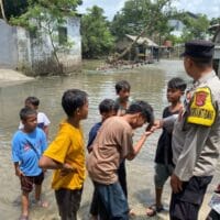 Bhabinkamtibmas Polsek Cikupa Berikan Himbauan Tegas Larangan Anak Bermain Air di Wilayah Rawan Banjir