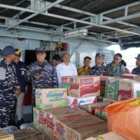Melalui Jalur Laut, KRI Tatihu-834 Milik TNI-AL Bawa Bantuan Menuju Halmahera Utara dan Barat