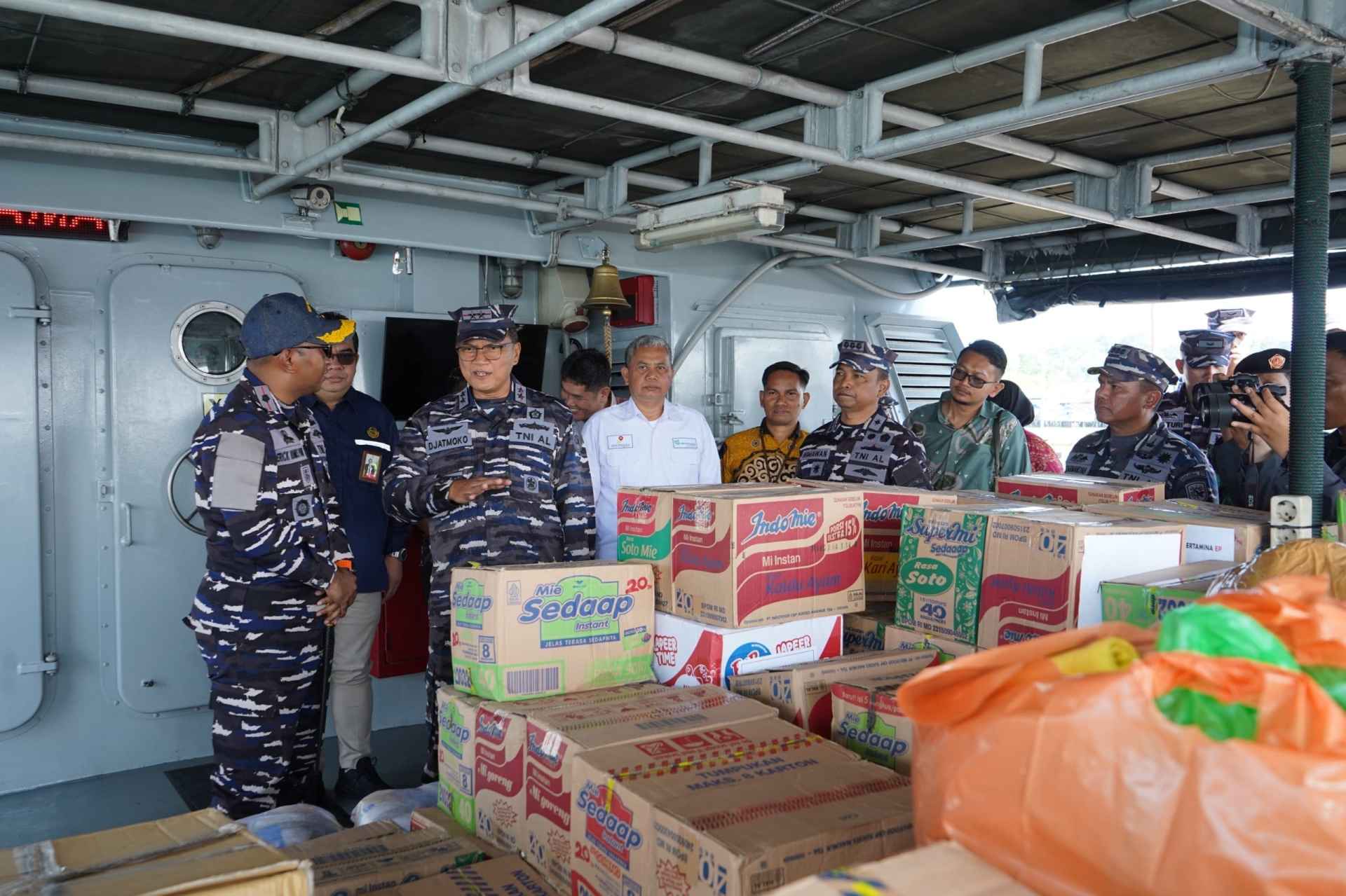 IMG-20260128-WA0041 Melalui Jalur Laut, KRI Tatihu-834 Milik TNI-AL Bawa Bantuan Menuju Halmahera Utara dan Barat