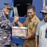 Komandan Kodaeral XIV Gelar Panen Raya Keramba Jaring Apung dan Pemberian Sembako di Kampung Bianci