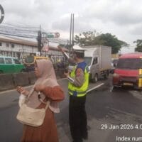 Polsek Cikupa Lakukan Pengaturan Lalu Lintas Sore di Jalan Raya Serang