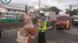 Polsek Cikupa Lakukan Pengaturan Lalu Lintas Sore di Jalan Raya Serang