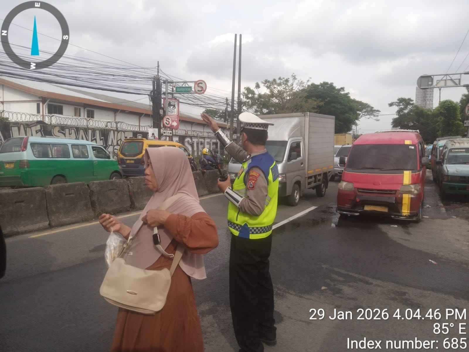 Polsek Cikupa Lakukan Pengaturan Lalu Lintas Sore di Jalan Raya Serang