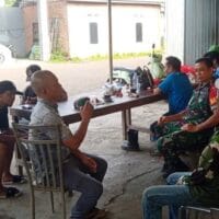 Melalui komsos Babinsa Dan Warga Bangun Komunikasi Harmonis