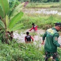 Cegah Banjir dan Luapan Air, Tiga Pilar Bersama Warga Kompak Gotong Royong Bersihkan Drainase