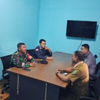 Babinsa Pela Lakukan Komsos dengan Aparatur Desa, Perkuat Sinergi untuk Pembangunan Wilayah