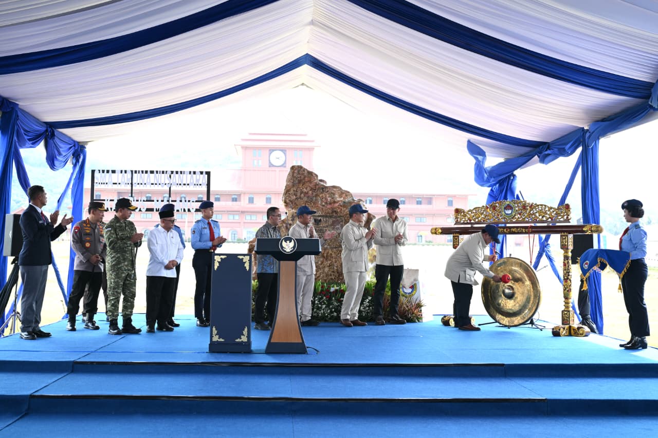 Panglima TNI Dampingi Presiden RI Resmikan SMA Taruna Nusantara Kampus Malang Panglima TNI Dampingi Presiden RI Resmikan SMA Taruna Nusantara Kampus Malang