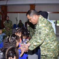 Momen Haru, Dankodaeral X Makan Satu Piring Berdua Dengan Siswa TK Hangtuah Jayapura