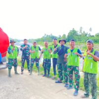 Prajurit TNI Salurkan Bantuan Air Bersih kepada Warga Terdampak Banjir di Kota Padang