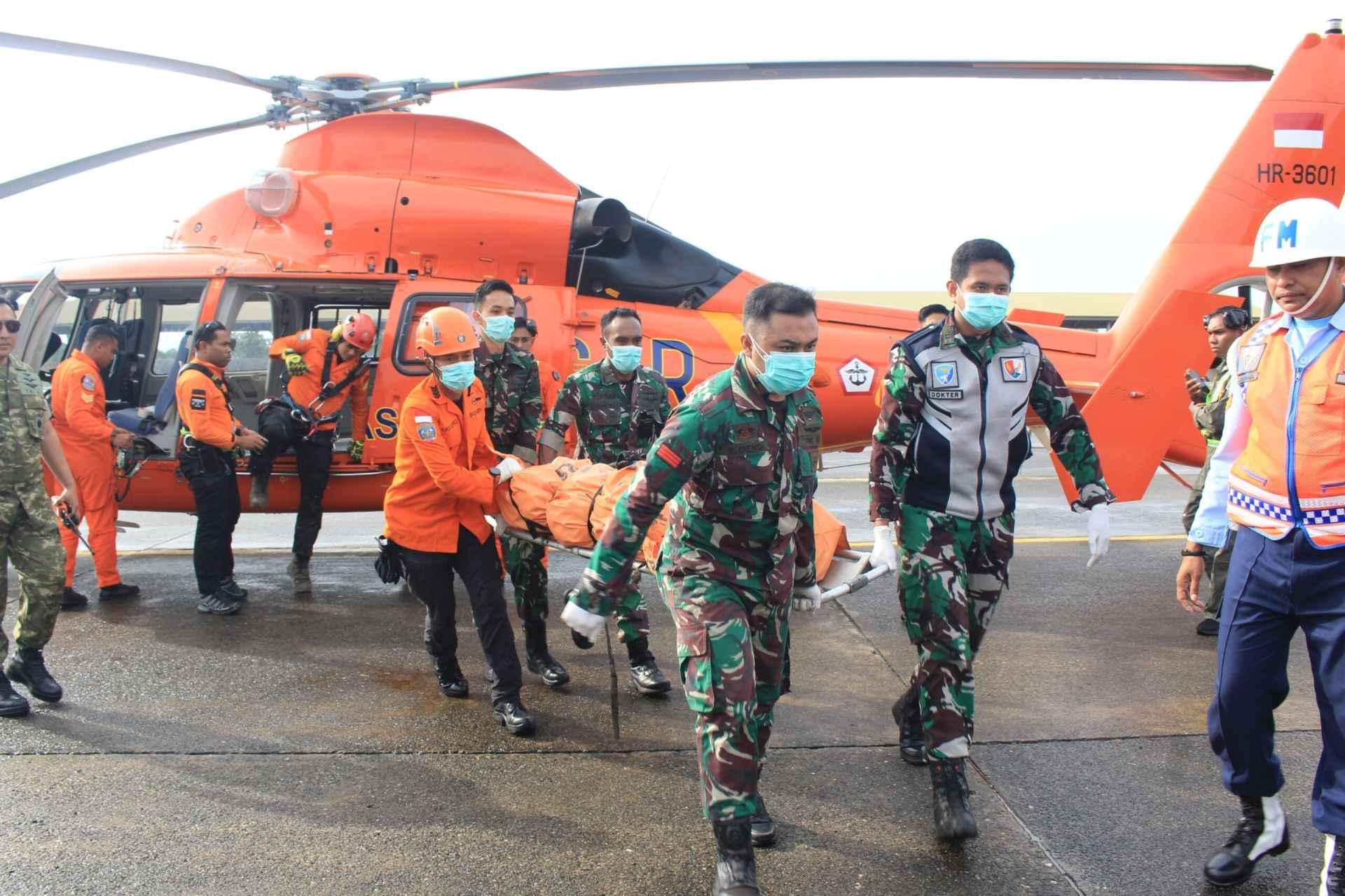 WhatsApp Image 2026-01-21 at 12.07.21 (3) Satu Jenazah Korban Jatuhnya Pesawat ATR 42-500 Berhasil Dievakuasi ke Lanud Sultan Hasanuddin