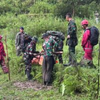 Tergabung dalam Tim SAR Gabungan, Prajurit Lanud Sultan Hasanuddin Tembus Medan Curam Evakuasi Korban ATR 42-500