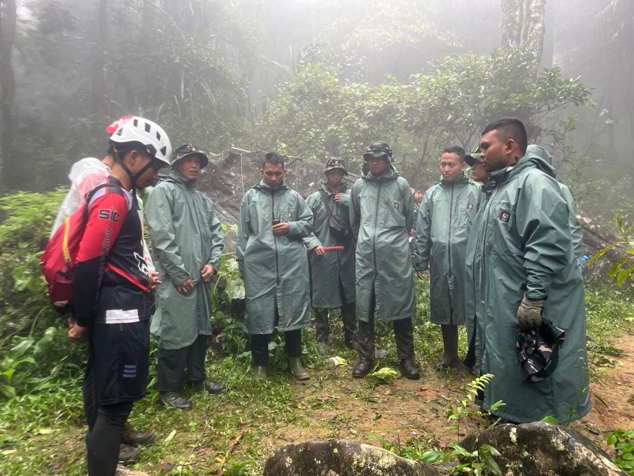 Prajurit TNI Temukan Black Box ATR 42-500 Prajurit TNI Temukan Black Box ATR 42-500