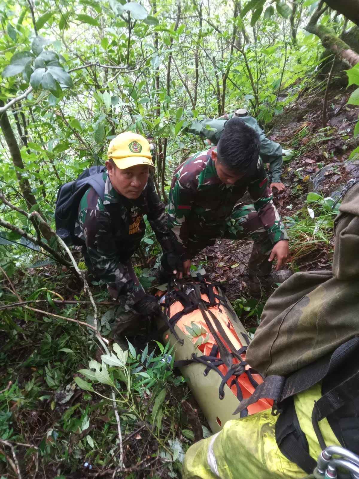 Prajurit TNI Temukan Enam Korban Kecelakaan Pesawat ATR 42-500