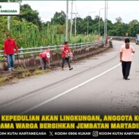 Wujud Kepedulian Akan Lingkungan, Anggota Koramil Bersama Warga Bersihkan Jembatan Martadipura