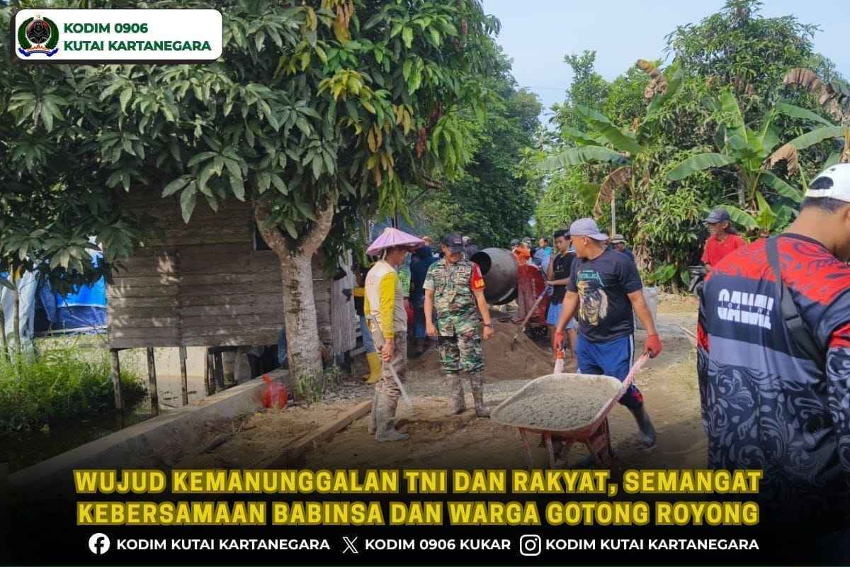 foto website (14) Wujud Kemanunggalan TNI dan Rakyat, Semangat Kebersamaan Babinsa dan Warga Gotong Royong Cor Jalan Tempat Ibadah