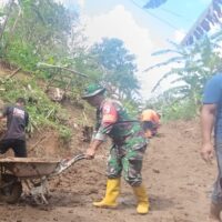 Talut Jalan Di Desa Semen Longsor Akibat Hujan Deras, Babinsa Dan Warga Gerak Cepat Kerja Bakti