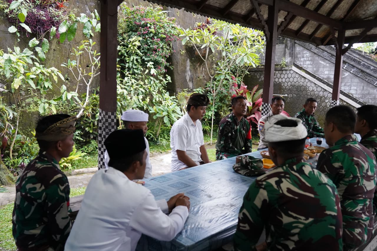 Satgas TMMD Ke 127 Kodim 0808/Blitar Laksanakan Komsos Dengan Tokoh Agama Hindu Di Desa Krisik