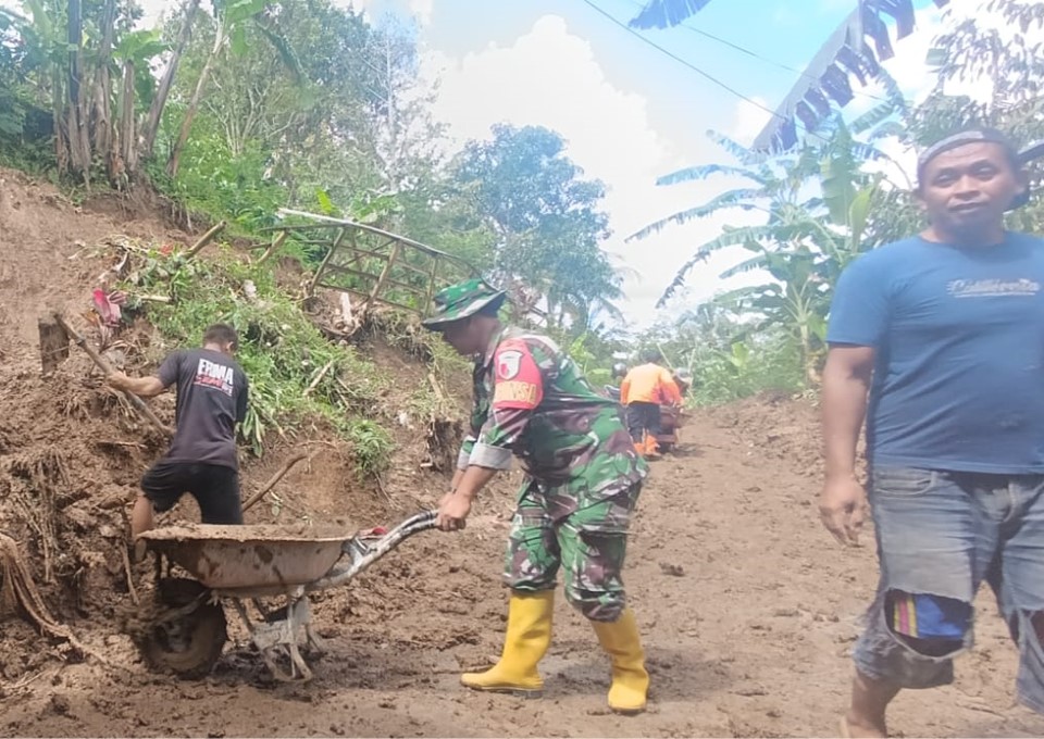 Talut Jalan Di Desa Semen Longsor Akibat Hujan Deras, Babinsa Dan Warga Gerak Cepat Kerja Bakti