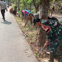 Wujudkan Lingkungan Asri, Babinsa Pakunden Ajak Warga Gotong Royong Dalam Jumat Bersih