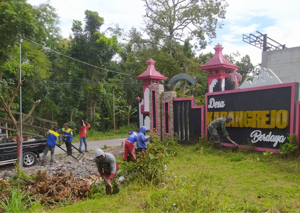 Pererat Silaturahmi, Babinsa Karangrejo Dan Warga Dusun Sumberjo Kompak Kerja Bakti Bersihkan Lingkungan