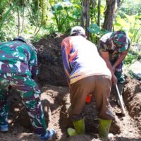 Peduli Kesehatan Warga, Satgas TMMD Ke 127 Kodim 0808/Blitar Kerjakan Pondasi MCK Mbah Sinem