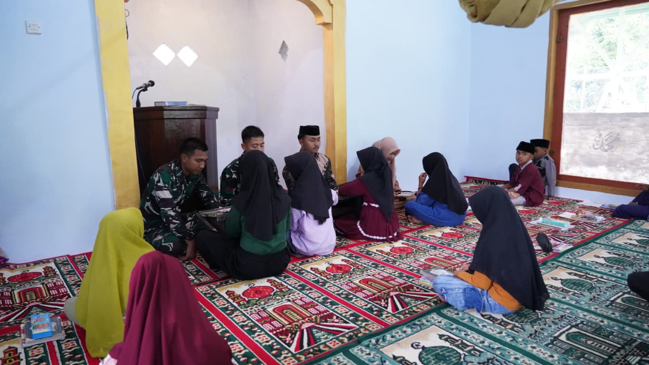 Satgas TMMD Ke 127 Kodim 0808/Blitar Ajarkan Anak-Anak Mengaji Di Dusun Barurejo Satgas TMMD Ke 127 Kodim 0808/Blitar Ajarkan Anak-Anak Mengaji Di Dusun Barurejo