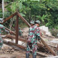Mbah Sutrisno Senang Rumahnya Di Bongkar Satgas TMMD Kodim 0808/Blitar