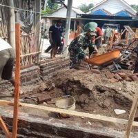 Peran Aktif Babinsa Wonodadi, Gotong Royong Bangun Pondasi Rumah Warga
