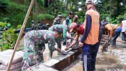 TMMD Ke 127 Kodim 0808/Blitar Dan Warga Gotong Royong Cor Pondasi Rumah Mbah Mujinah