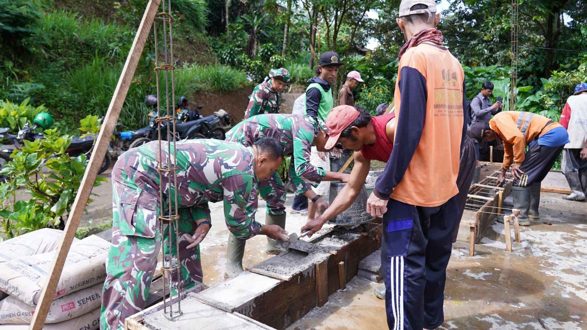 TMMD Ke 127 Kodim 0808/Blitar Dan Warga Gotong Royong Cor Pondasi Rumah Mbah Mujinah