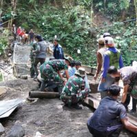 Pengelasan Besi WF Jadi Tahap Krusial Pembangunan Jembatan TMMD Ke-127 Di Desa Krisik