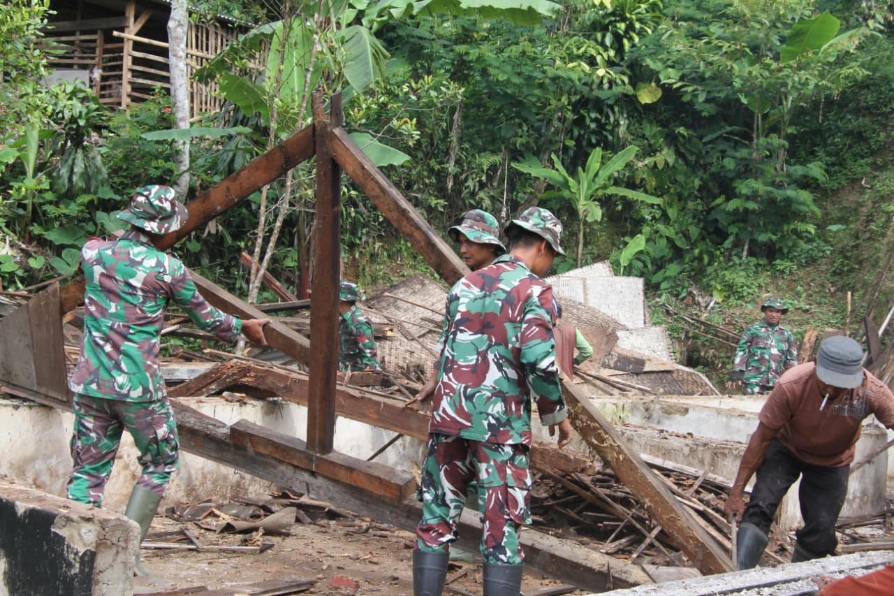 Mbah Sutrisno Senang Rumahnya Di Bongkar Satgas TMMD Kodim 0808/Blitar