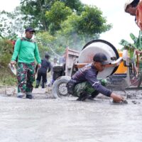 Tetap Semangat Percepat Pengecoran Rabat Jalan, Anggota Satgas TMMD Ke 127 Kodim 0808/Blitar Di Bulan Puasa